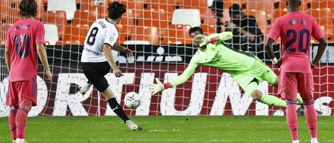 Carlos Soler transforma el primero de sus tres penaltis en el Valencia-Real Madrid. | Juan Medina / Reuters