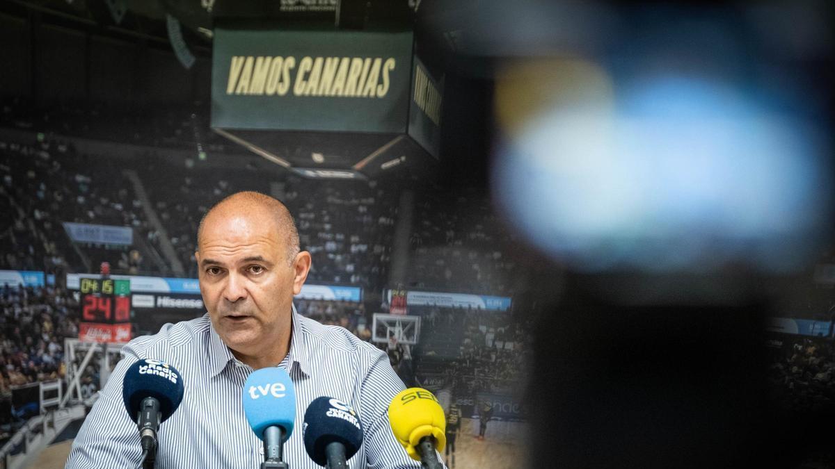 El presidente del CB Canarias, Aniano Cabrera, informa sobre los nuevos planes del equipo