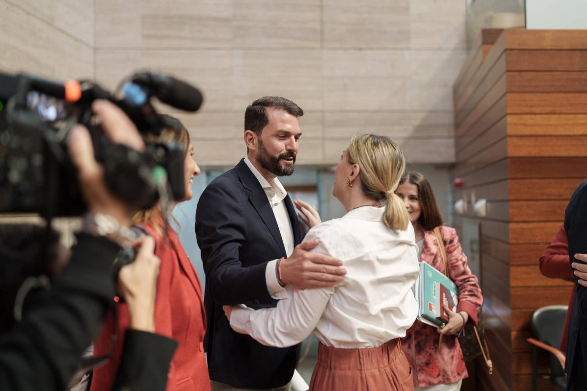 Cotrina invoca la vía de Fernández Vara y pide una reunión a María Guardiola para abordar los grandes retos de Extremadura.
