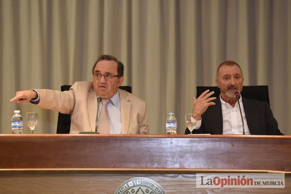 Conferencia de Arturo Pérez Reverte en la UMU