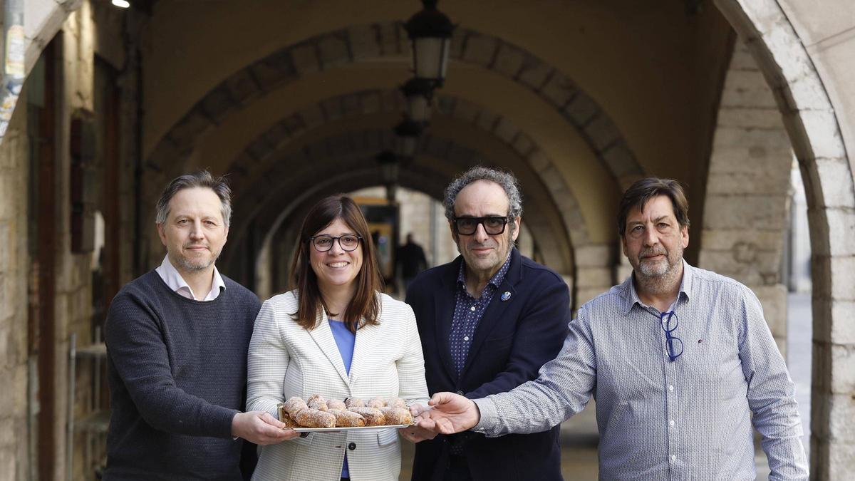 D’esquerra a dreta, Joaquim Trias, Gemma Geis, Salvador Garcia-Arbós i Àngel Segarra, durant la presentació del Concurs Mundial del Xuixo.