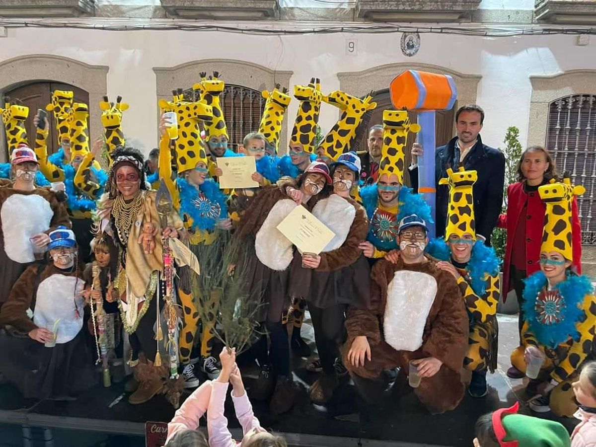 Sacados de la misma sabana, miembros de un grupo en el carnaval de Villanueva de Córdoba.