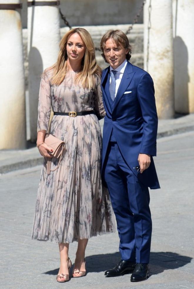 El futbolista Luka Modric y su esposa Vanja Bosnic, a su llegada a la Catedral de Sevilla para asistir este sábado a la boda de la presentadora Pilar Rubio y el futbolista Sergio Ramos.