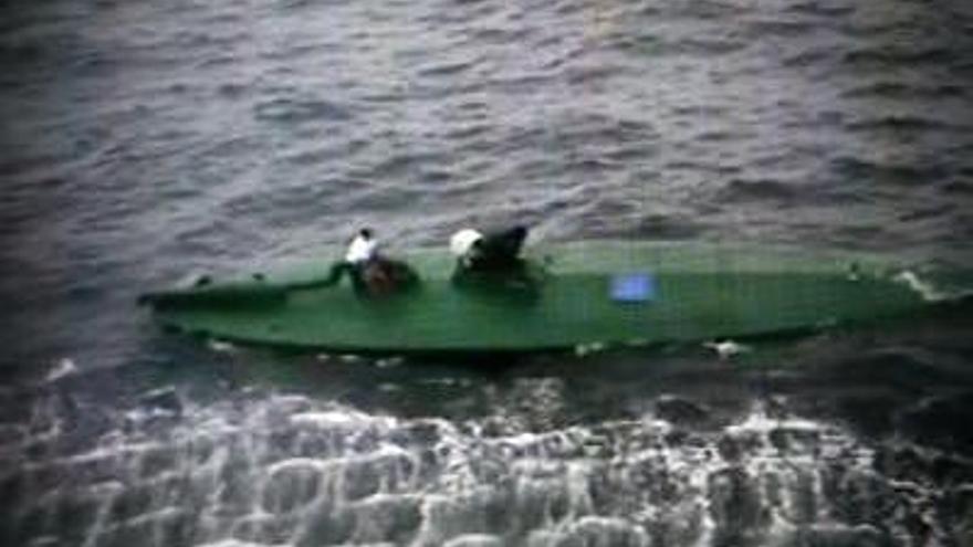 Imagen cedida por la Secretaría de Marina (SEMAR) de México de un pequeño submarino de diez metros de largo y cargado con droga, al parecer cocaína procedente de Colombia, que fue interceptado por la Marina mexicana en alta mar cerca de la costa de Oaxaca, en el sur del país.