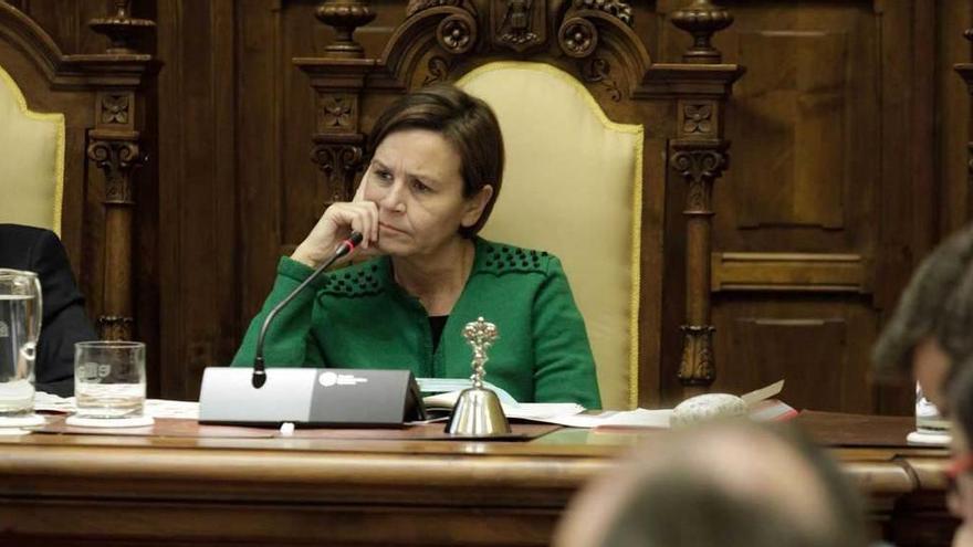 Carmen Moriyón escucha las intervenciones.