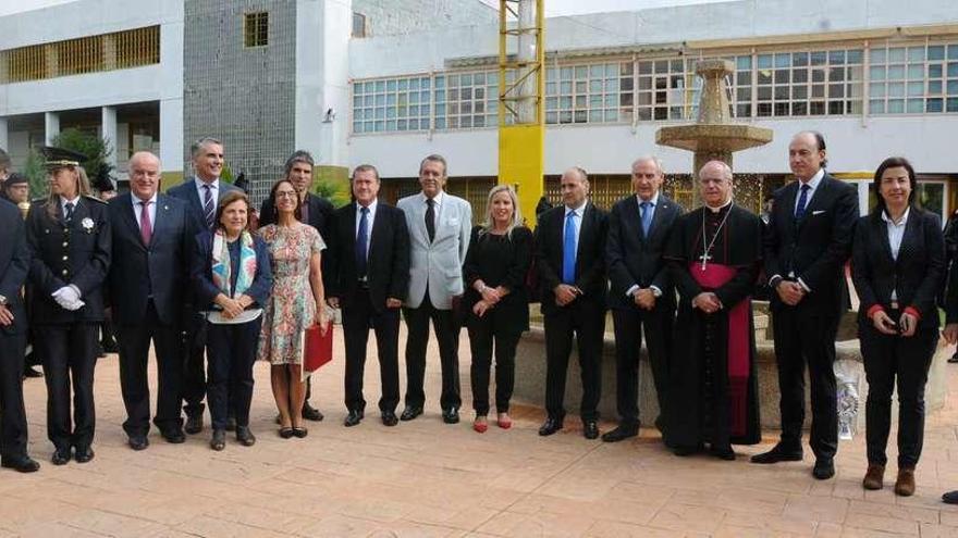 Las autoridades y premiados, durante el acto posan en el jardín del centro penitenciario de Pereiro de Aguiar. // Jesús Regal