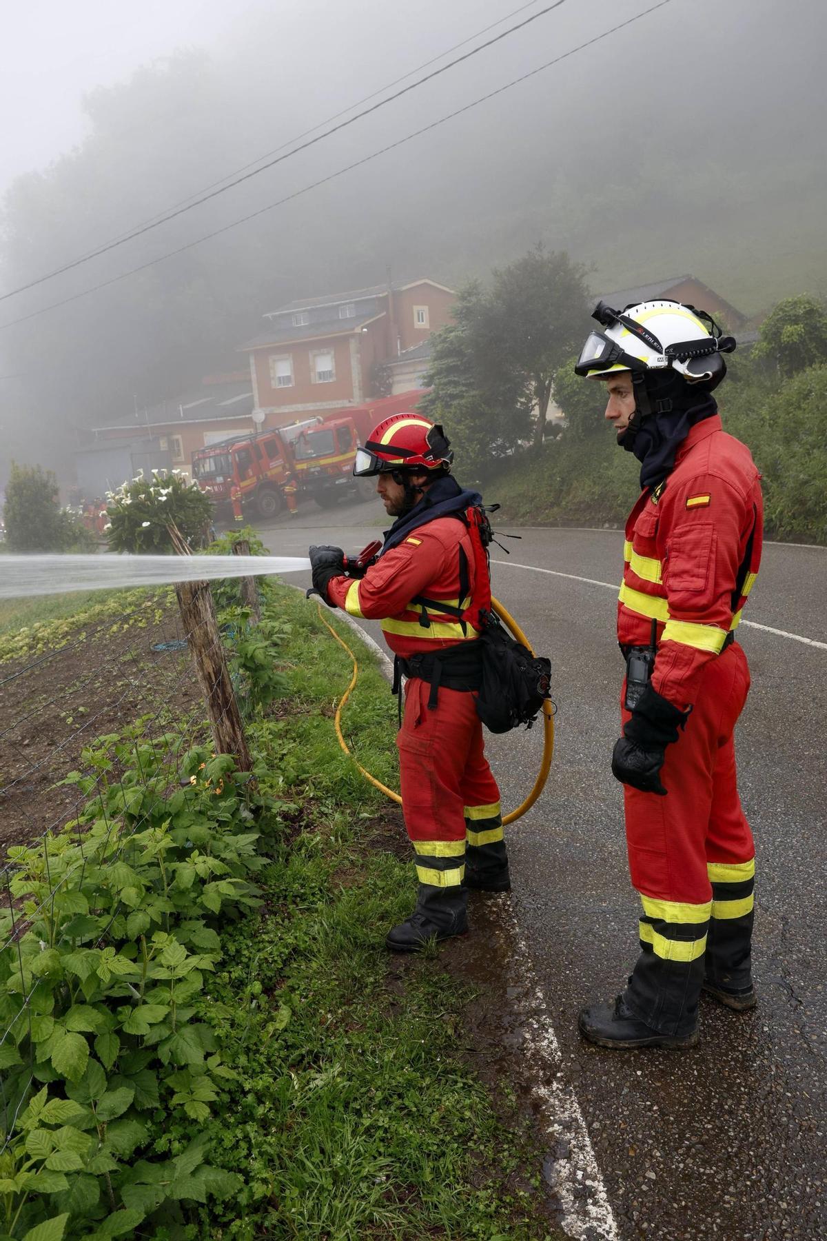 La UME se prepara en Valdés y Tineo para los incendios del verano