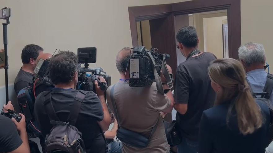 Expectación mediática ante la llegada de Ábalos al Parlamento de Canarias