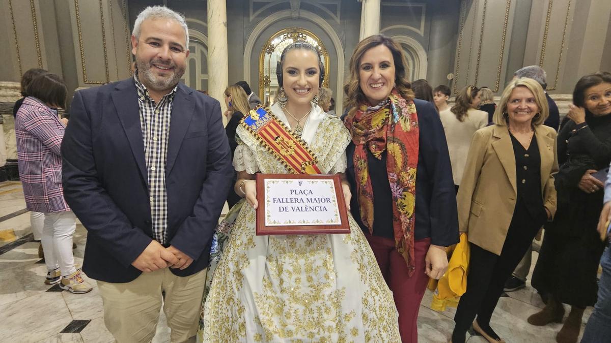 María Estela, rodeada de los primeros ediles de Pinet y València