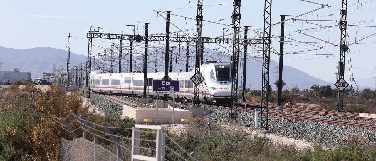 El AVE, circulando por Elche, en una imagen de archivo