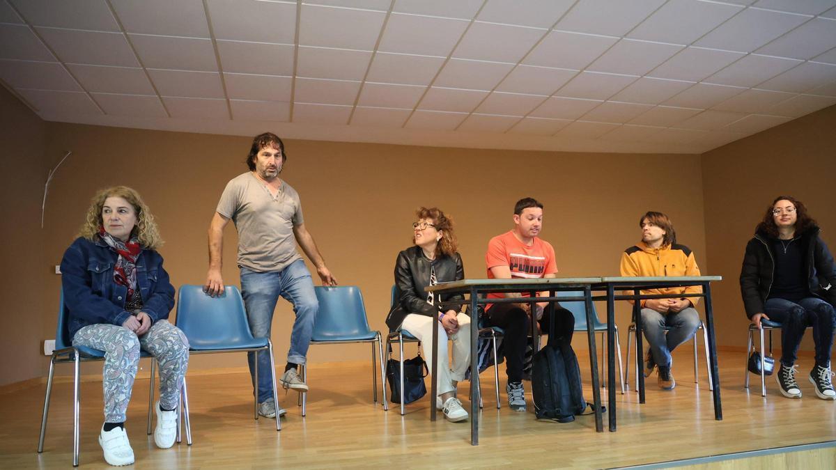 Lino Díaz, en el centro, durante una asamblea de mariscadoras de Vilanova.