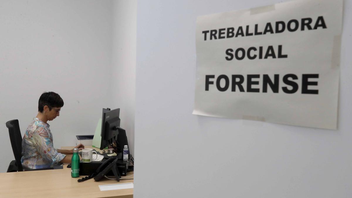 La trabajadora social, Inés Sánchez Endrina, en su despacho.