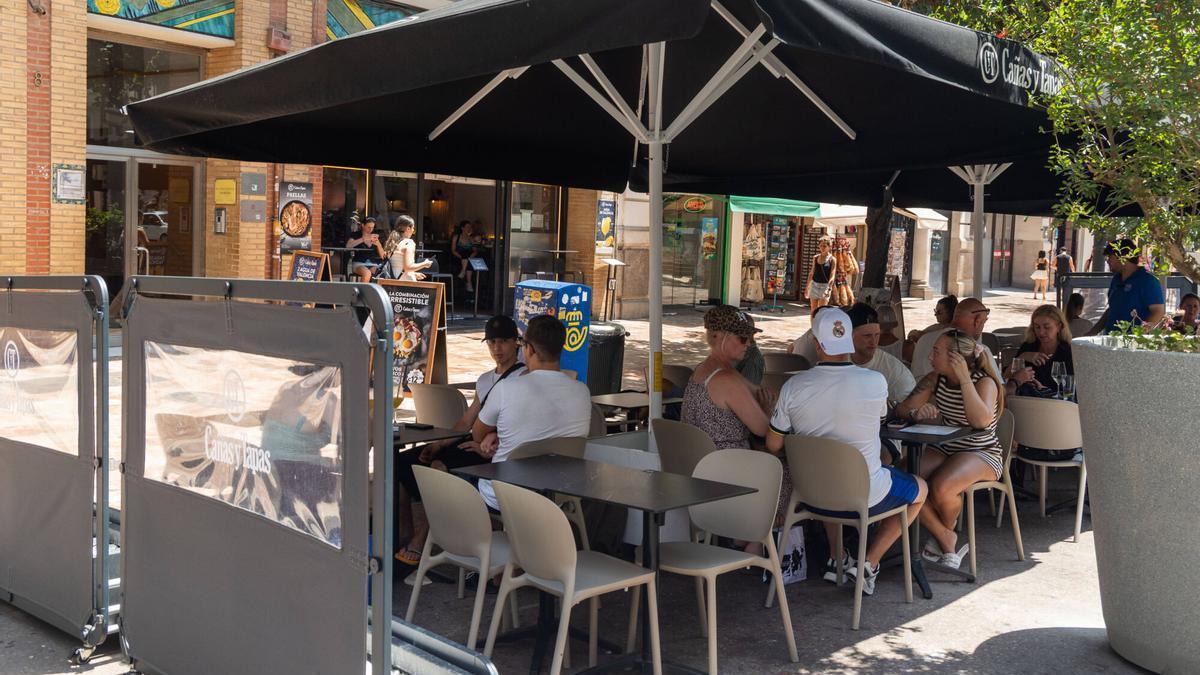 Terrasses plenes en la plaça de l’Ajuntament de València este estiu