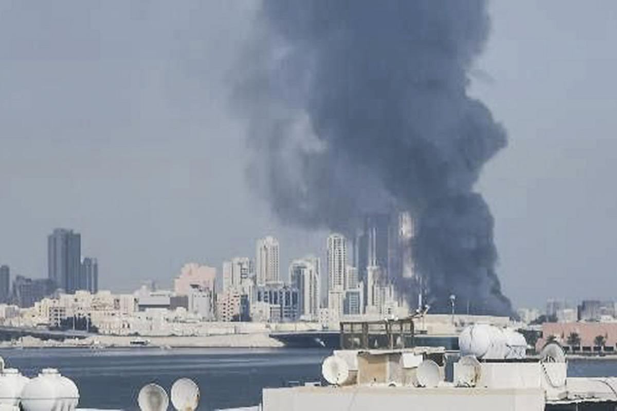 Vista de una columna de humo en Baréin tras un ataque de lLa Guardia Revolucionaria contra bases estadounidenses situadas en Baréin, Catar y Emiratos Árabes como represalia por los bombardeos de Estados Unidos e Israel.