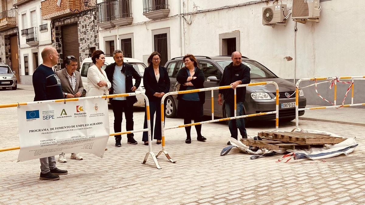 María Luisa Ceballos, durante su visita a Hinojosa, acompañada de Matías González.
