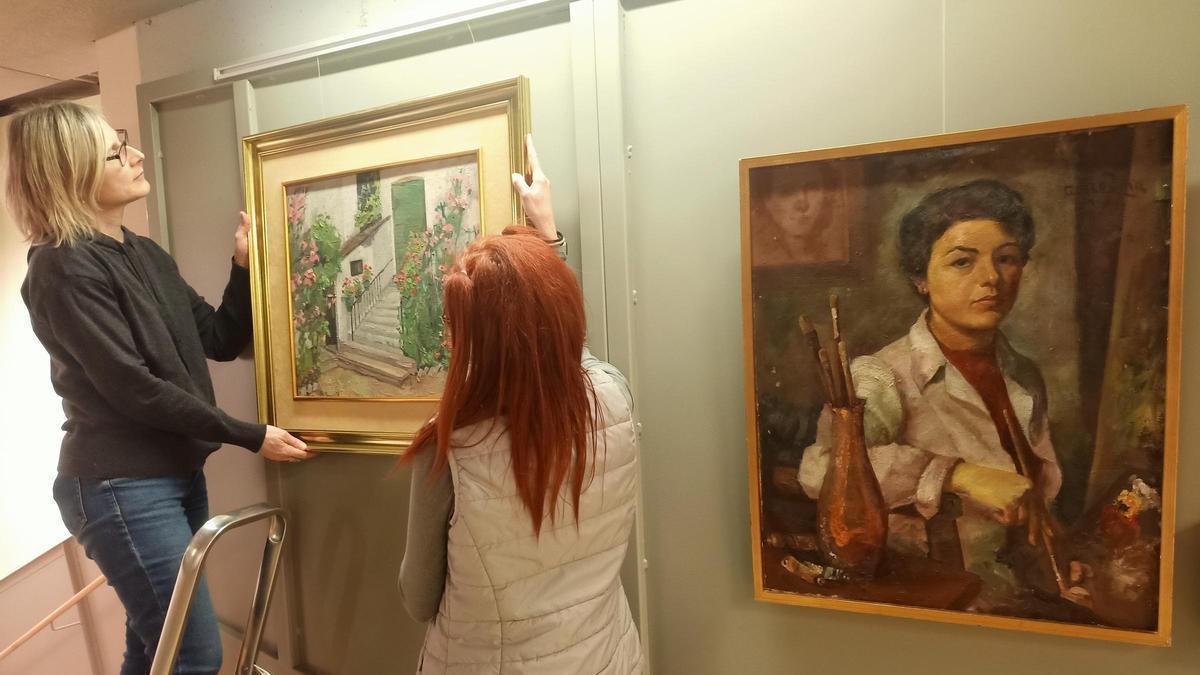 Imatge del muntatge de l'exposició, amb l'autoretrat de Medina a la dreta