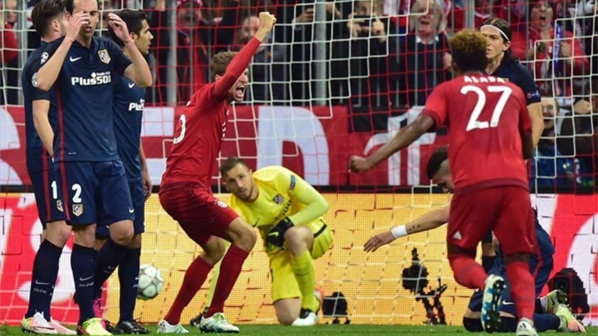 Müller, celebrando el gol de Xabi Alonso. Luego falló un penalti