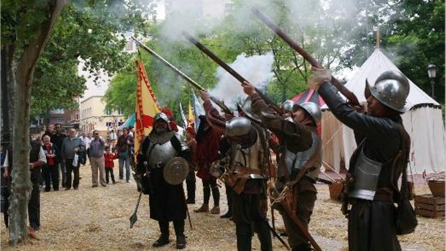 Recreación militar con una exhibición de armas.alfredo pardo