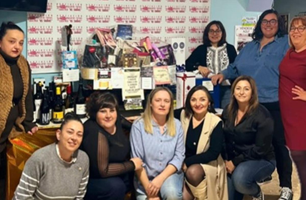 Directivas de la asociación ante la cesta.  | FDV