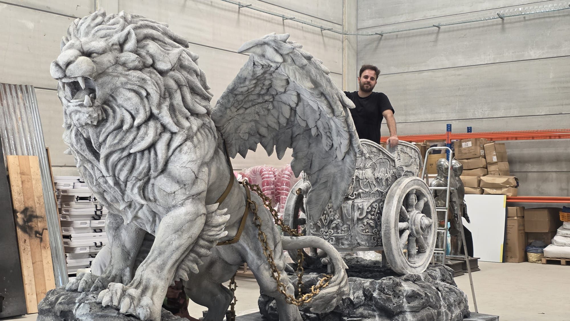 David Carballo posa junto a la escultura creada para la entrada de Plex en La Velada del Año.