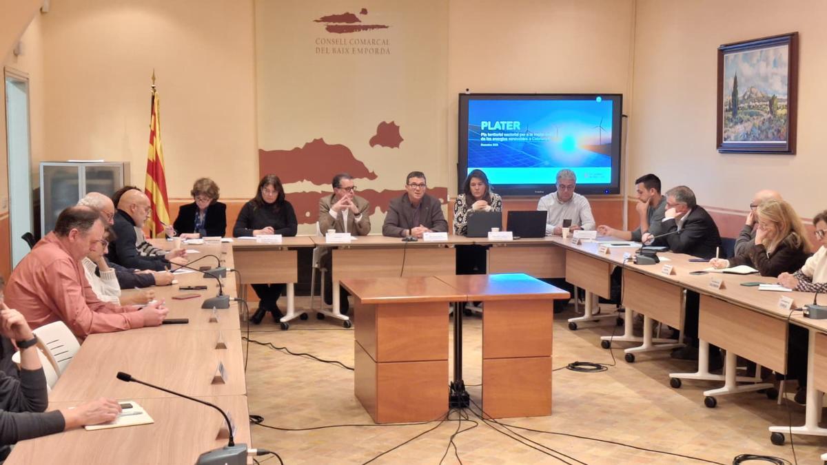 Representants municipals durant una reunió de treball sobre el PLATER al Consell d’Alcaldies.