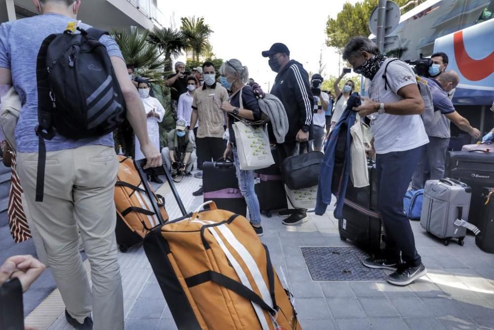 Llegada de los primeros turistas del plan piloto a los hoteles de la Platja de Palma.