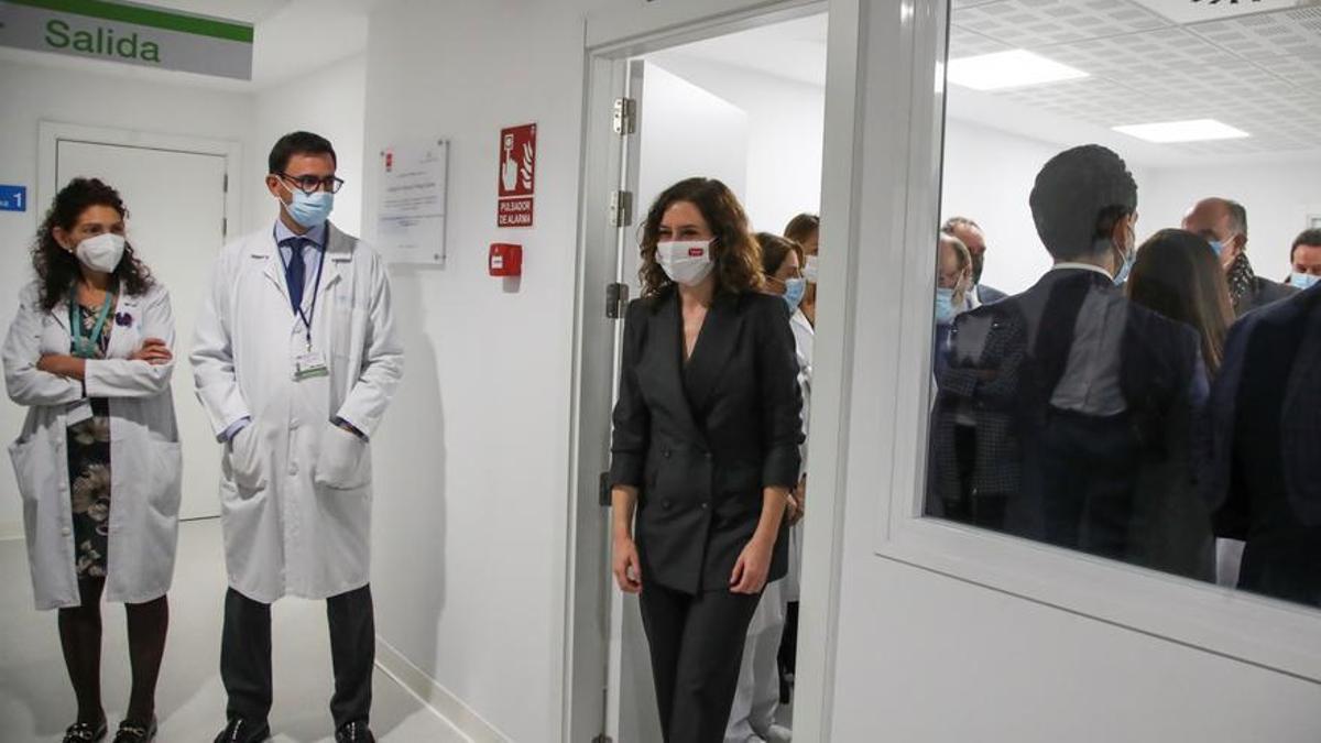 Isabel Díaz Ayuso en una visita al Hospital Carlos III de Madrid.