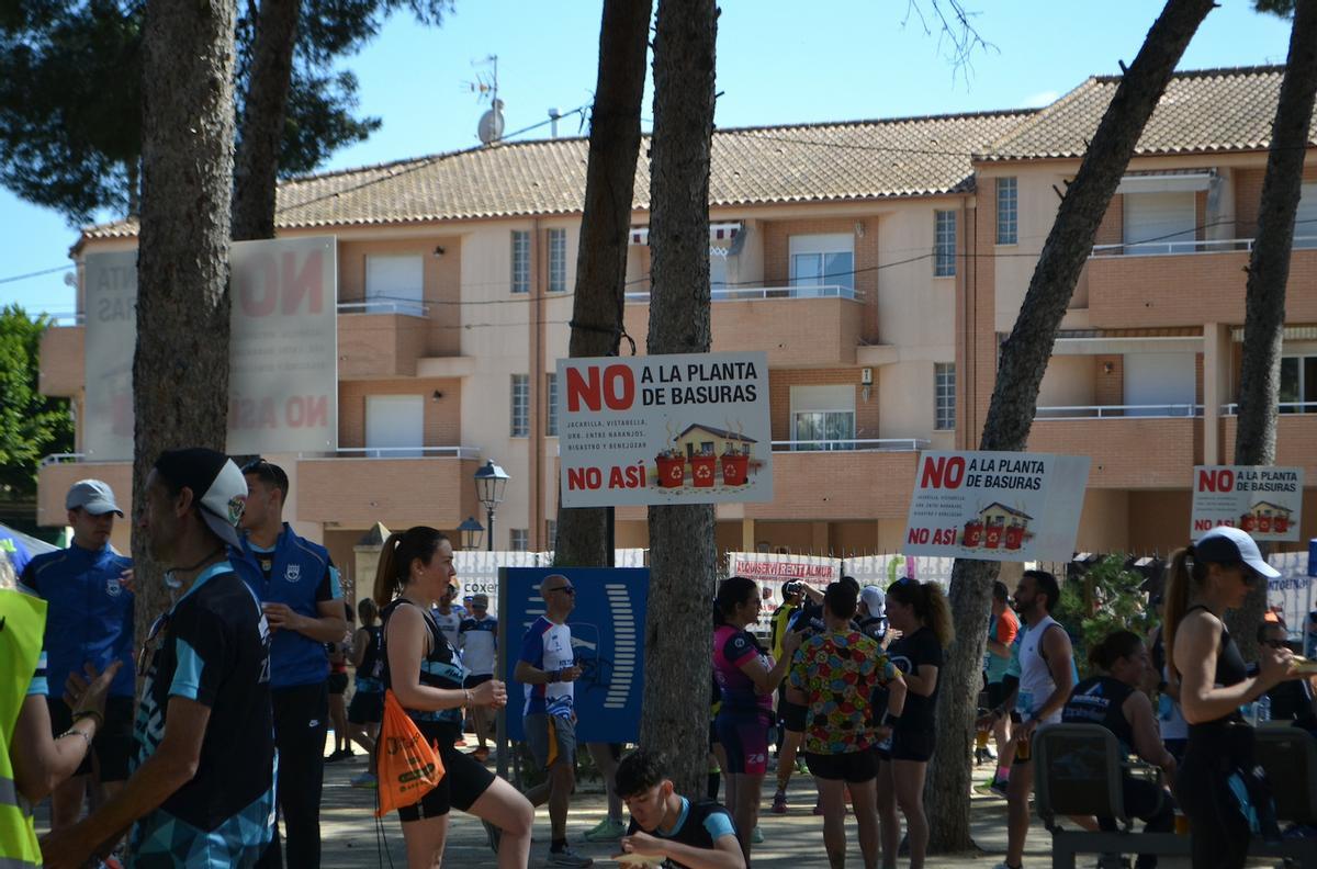 Pancartas de rechazo en un acto en Jacarilla