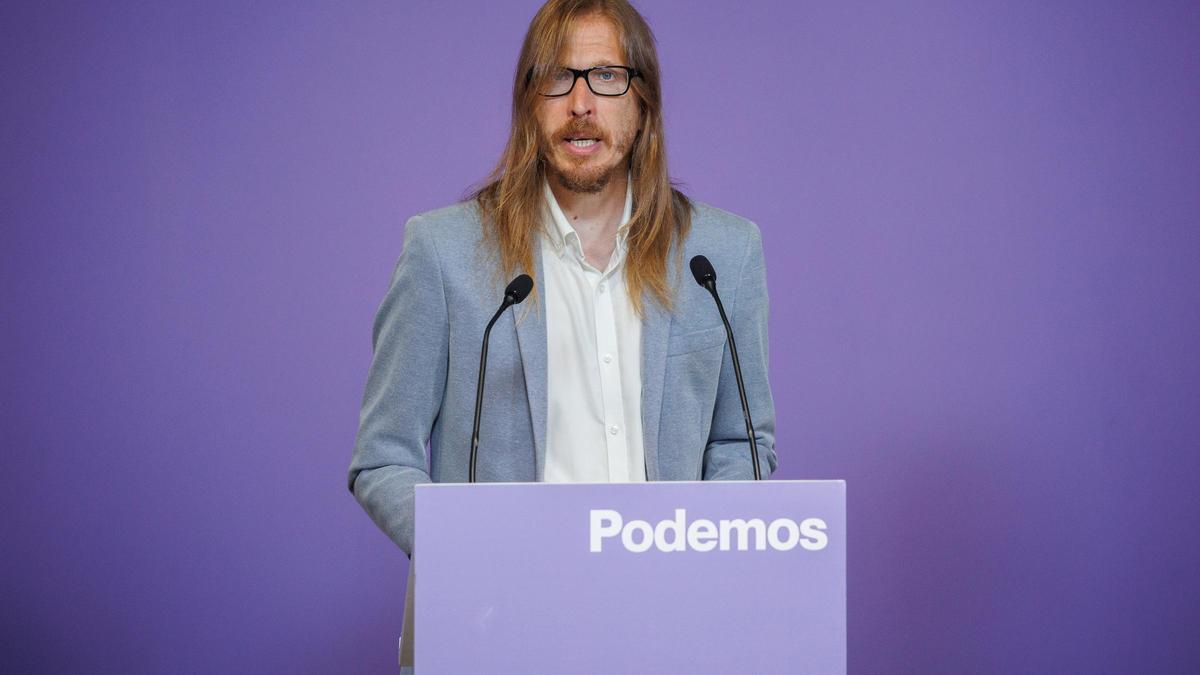 El secretario de Organización y Portavoz de Podemos, Pablo Fernández, durante una rueda de prensa, en una imagen de archivo.