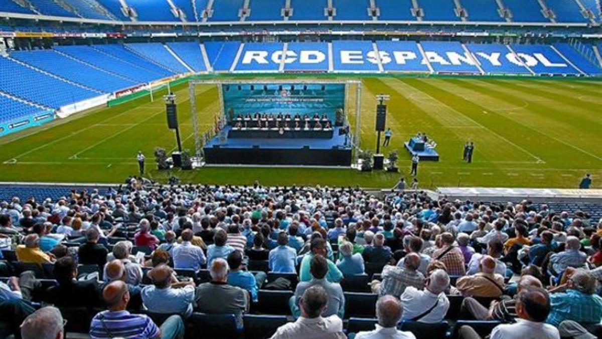 La junta de accionistas, con el escenario sobre el césped del estadio de Cornellà-El Prat, ayer.