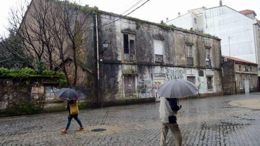 El Ayuntamiento ordenará el aseguramiento de la histórica casa de la plaza de O Castro. // Noé Parga