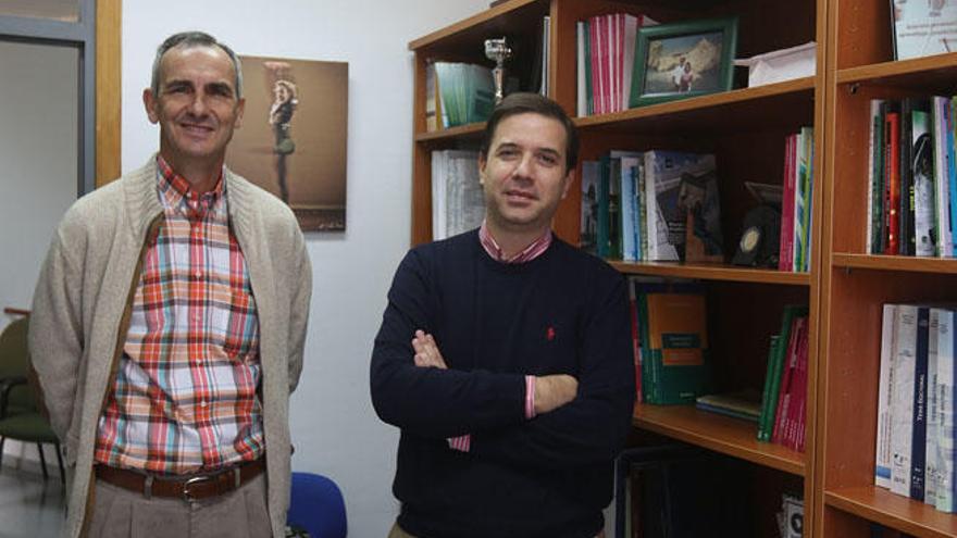 El profesor Julio Ruiz (derecha), junto a su compañero José Sánchez, que también participa en el grupo de investigación Innoeduca.