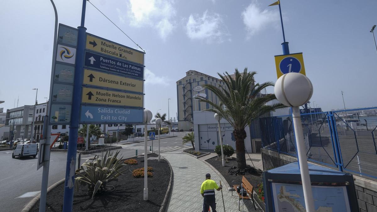 Entrada del Puerto de Las Palmas por Belén María.