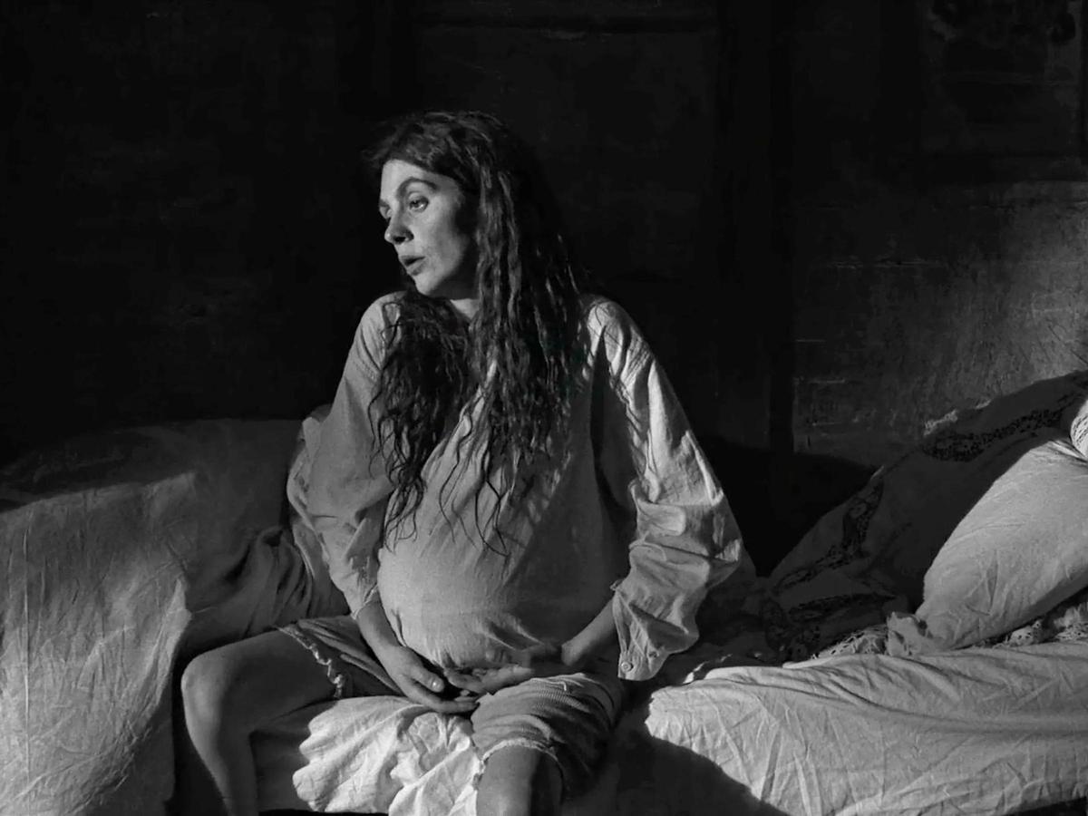 La actriz danesa Vic Carmen Sonne en la película 'La chica de la aguja'.