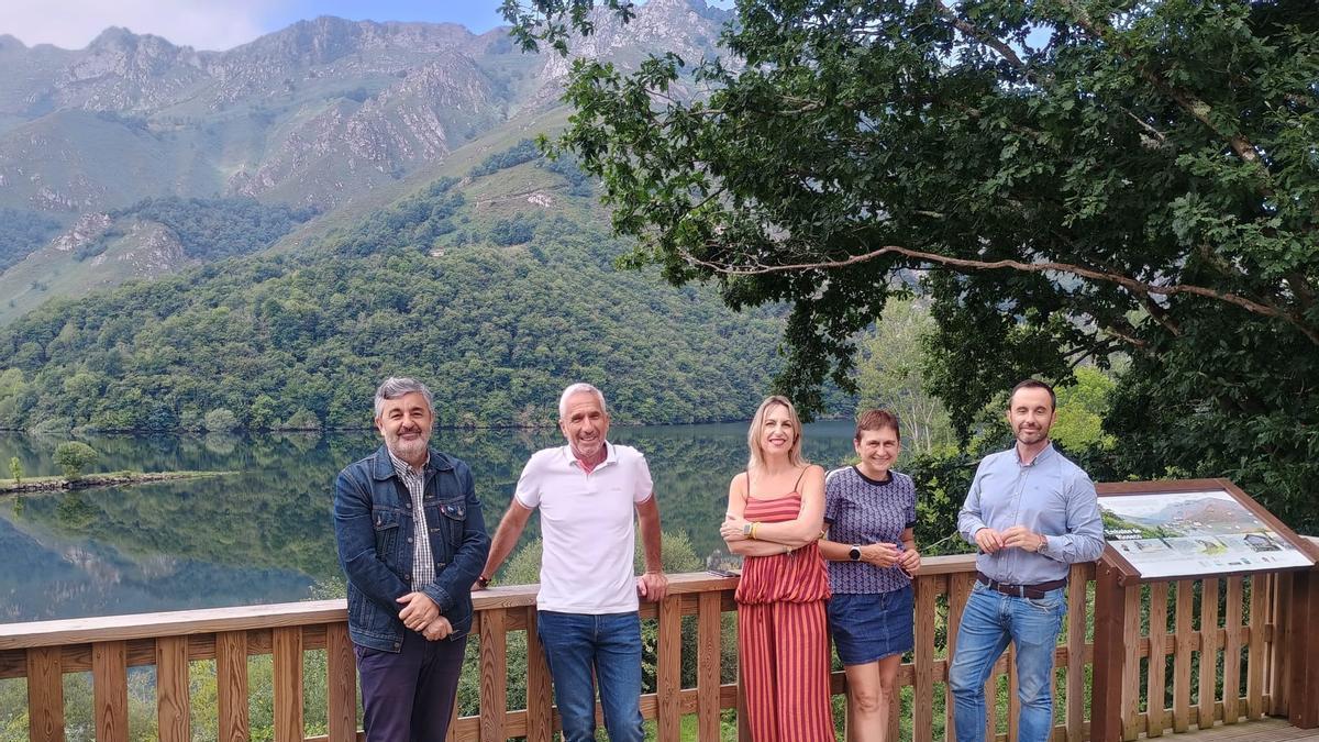 el consejero de Movilidad, Alejandro Calvo; el alcalde de Sobrescobio, Marcelino Martínez; la directora general de Medio Ambiente, Susana Madera; la primera teniente de alcalde de Sobrescobio, Tensi Carmona, y el director general de Custodia del Territorio y Prevención de Incendios, David Villar.