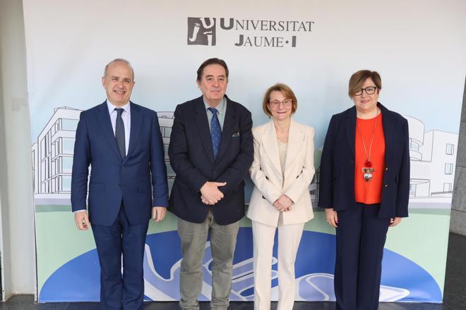 La UJI celebra su 34º aniversario con su Medalla a Luis García Montero y los premios a estudiantes y docentes