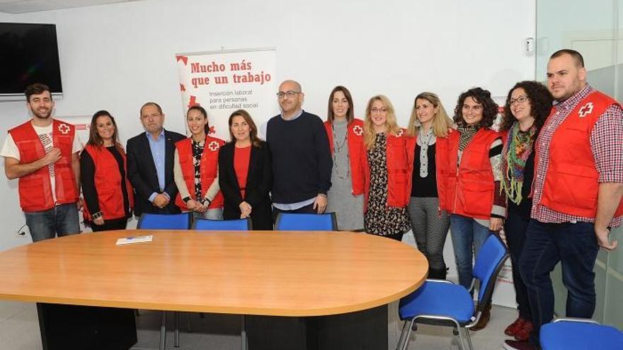 La edil de Derechos Sociales, Isabel Cintado, con los responsables del centro y Cruz Roja.