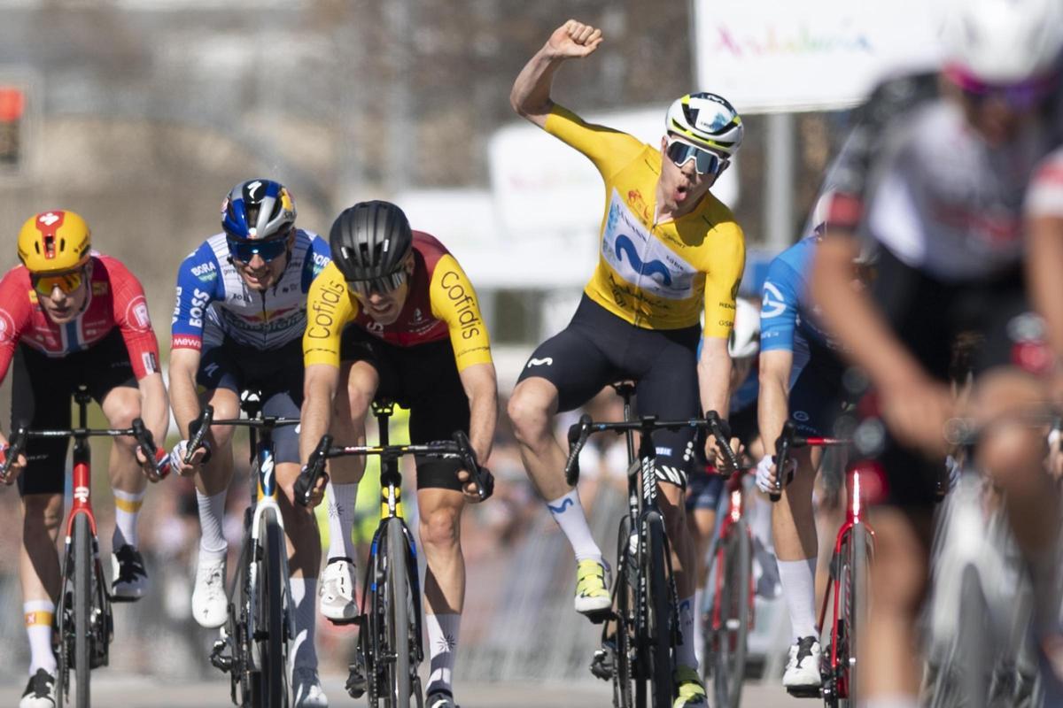 Romeo celebra al cruzar la línea de meta