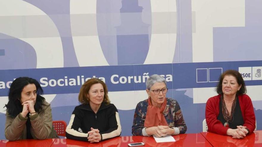 De izquierda a derecha, Yoya Neira, Mar Barcón, Marián Ferreiro y Olga Patiño, ayer, en A Coruña.