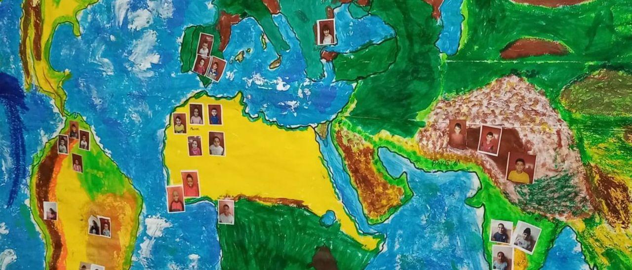 Mapa en el que los alumnos pegaron sus fotos en los países de donde son originarios. / DM