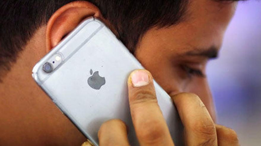Un usuario hace uso del teléfono inteligente de Apple.