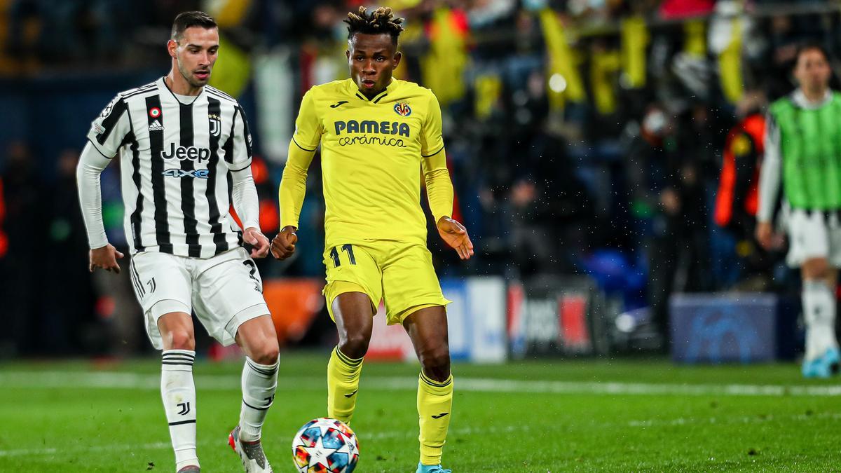 Samu Chukwueze pugna con un jugador de la Juventus en el partido de ida.