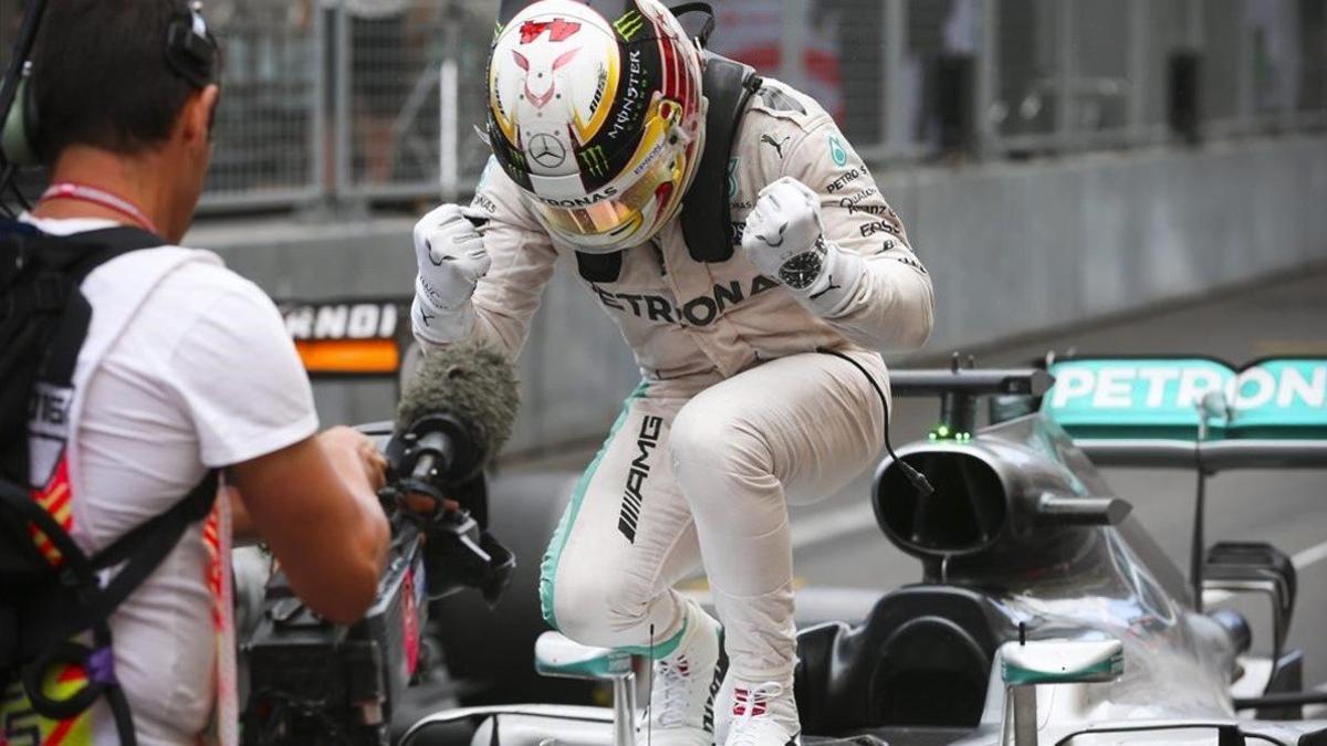 Lewis Hamilton celebra la victoria sobre su Mercedes.