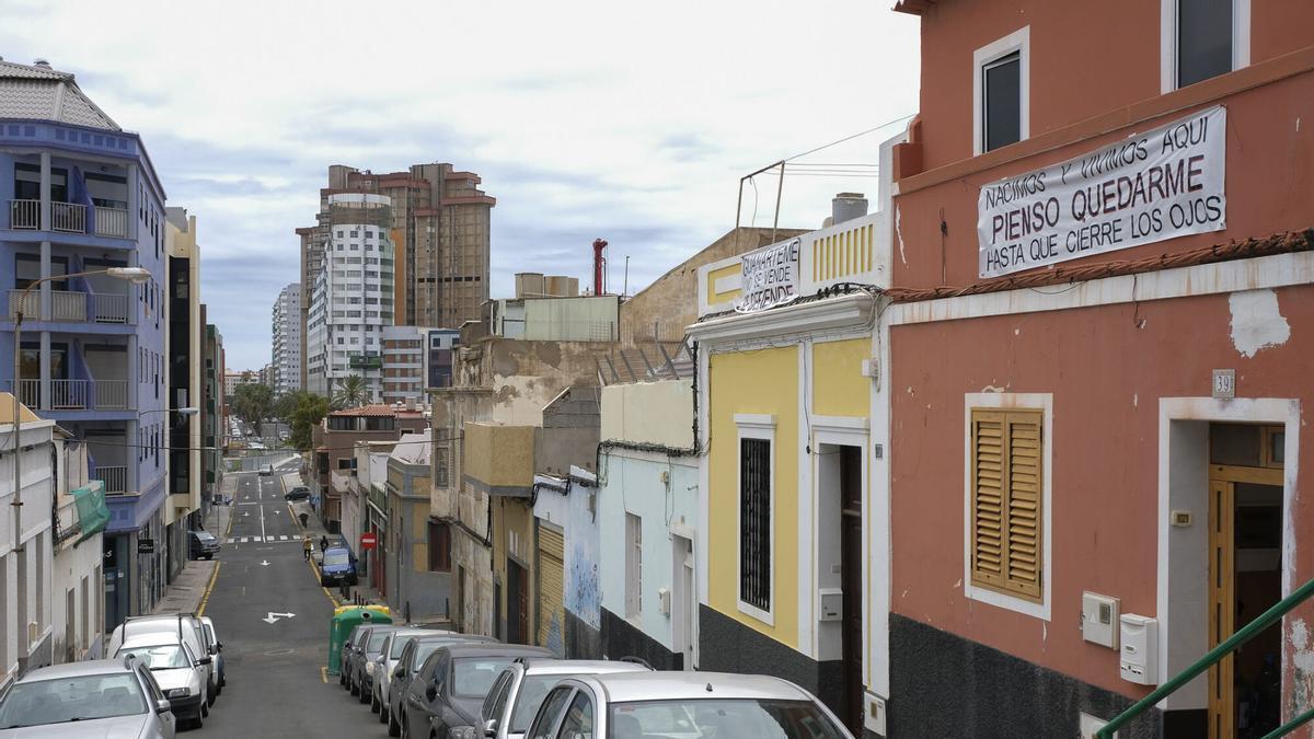 Vista de la calle Luchana, llamada a convertirse en la ampliación de Mesa y López, con las casas que serán derribadas a la derecha.