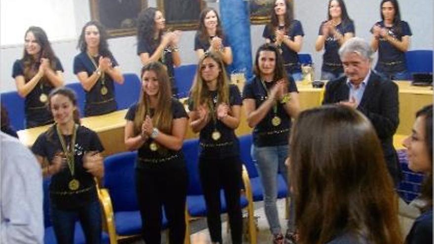 Les patinadores entren al saló de plens de l&#039;Ajuntament per rebre l&#039;homenatge.