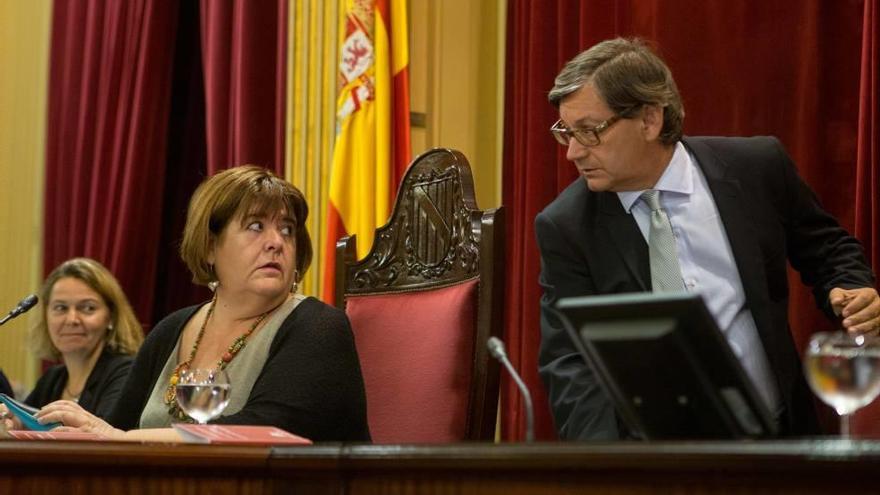 Salom (PP), Huertas (Podemos) y Thomàs (PSOE), miembros de la Mesa del Parlament, en un pleno de la Cámara balear.