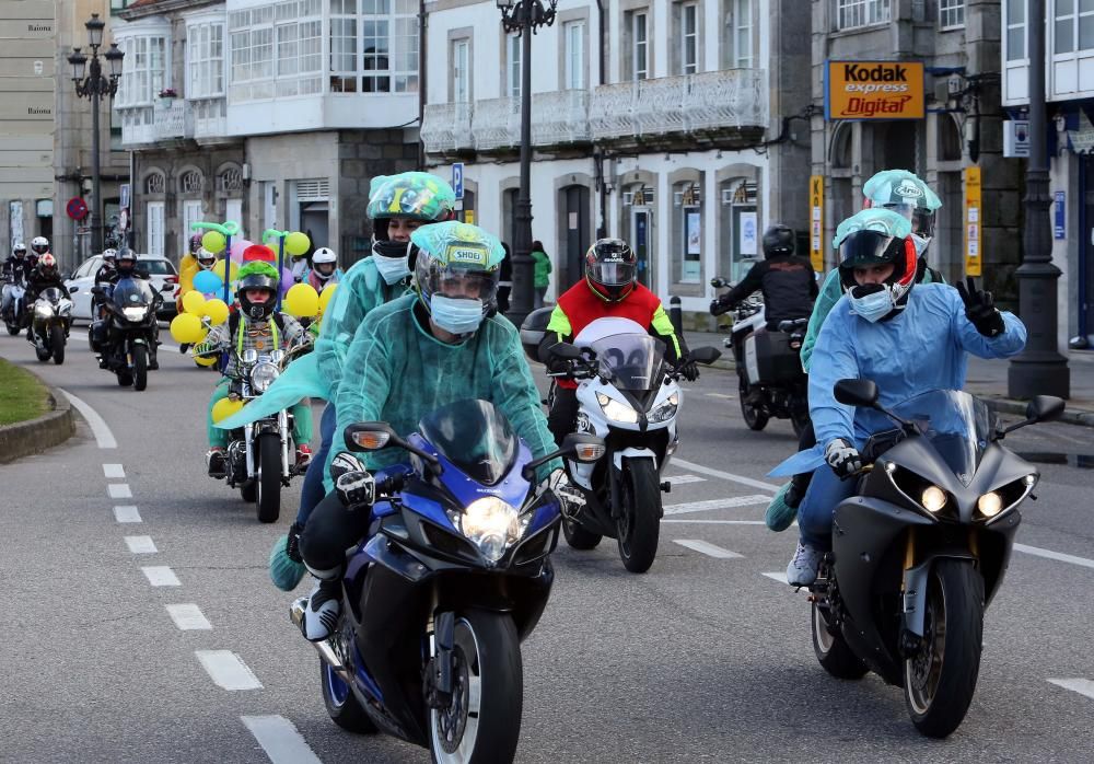 Decenas de moteros celebran el Entroido sobre ruedas en Gondomar