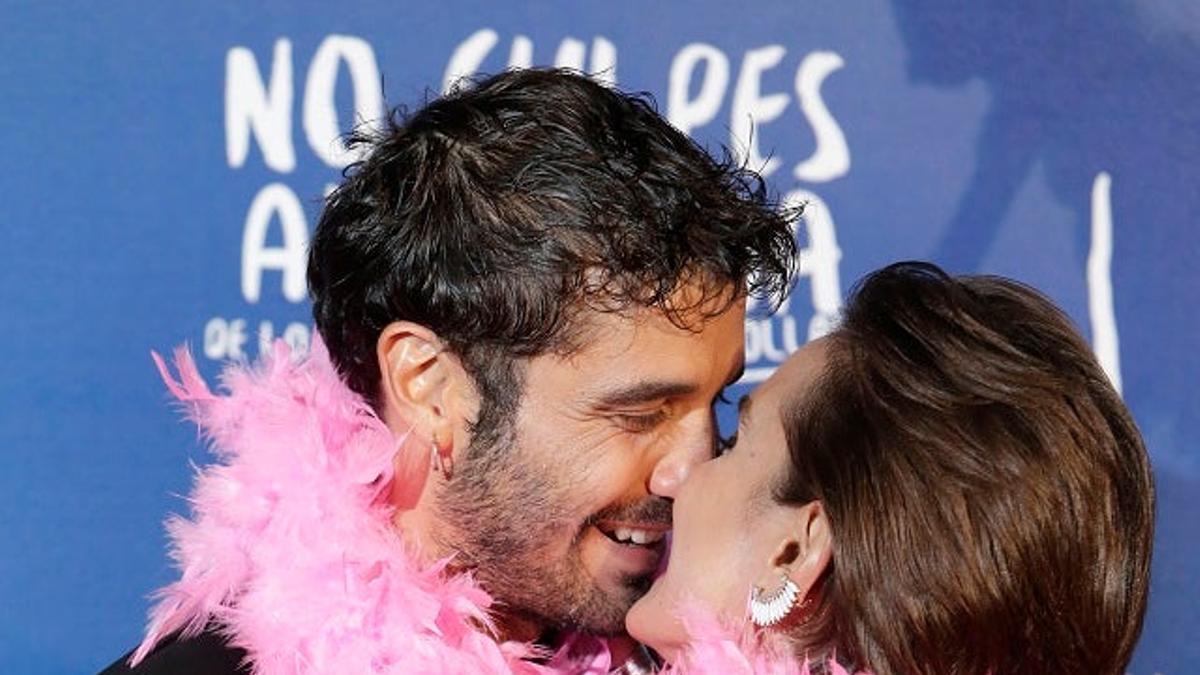 Álex García y Verónica Echegui se besan en el preestreno de 'No culpes al karma de lo que te pasa por gilipollas'