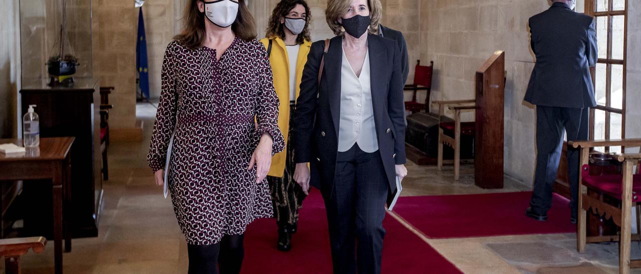 Francina Armengol y Ana de la Cueva Fernández, ayer en el Consolat de Mar de Palma. B. Ramon