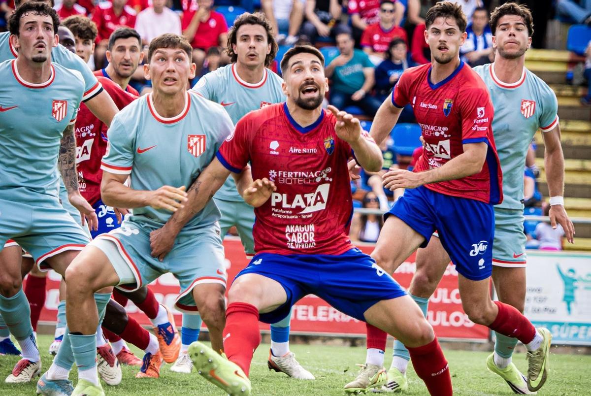 Varios jugadores del Teruel y del Atlético Madrileño, durante una acción a balón parado.